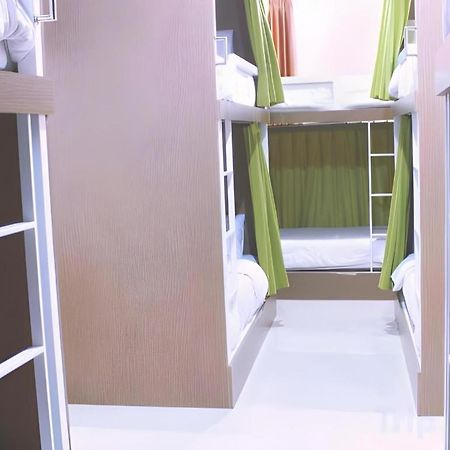 Wakeup Homestay Джокьякарта Экстерьер фото