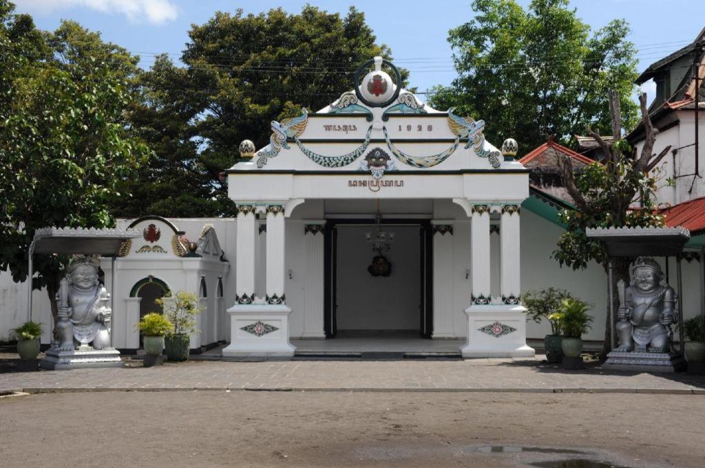 Wakeup Homestay Джокьякарта Экстерьер фото