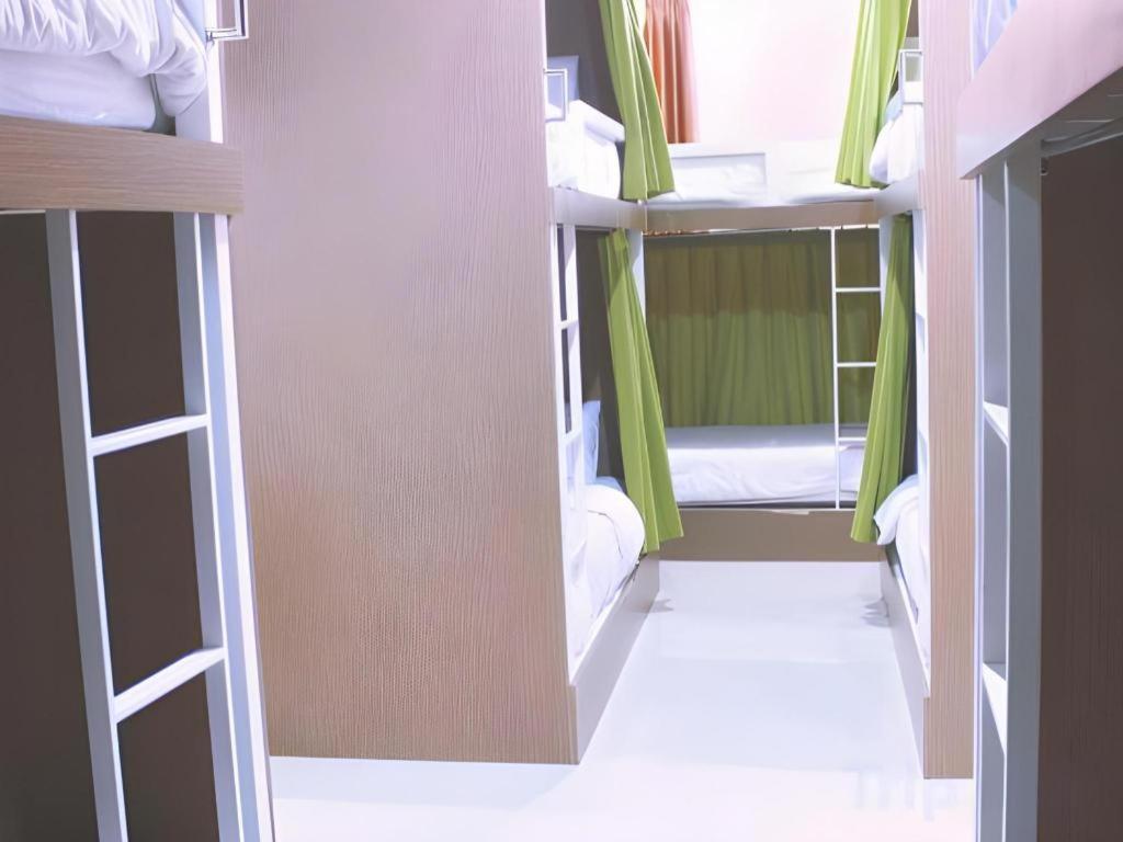 Wakeup Homestay Джокьякарта Экстерьер фото